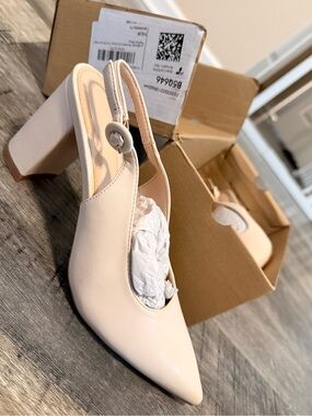 Women's Slingback Pointed-Toe Block Heel Pumps - Cream size 7.5 NWT